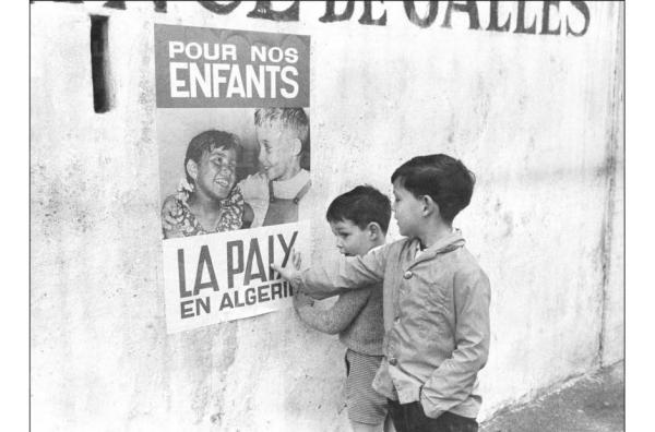photos d'enfants devant une affiche clamant la paix pour les enfants lors de la guerre d'Algérie