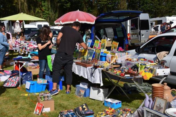 Photo de stand de vide-greniers