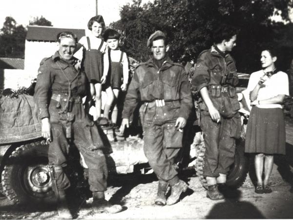 photo de soldats avec des civils lors de la libération de la France en 1944